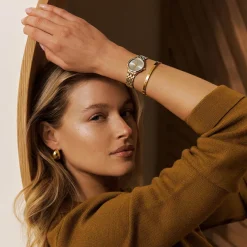 Women MVMT Round|Shop All^Avenue II
